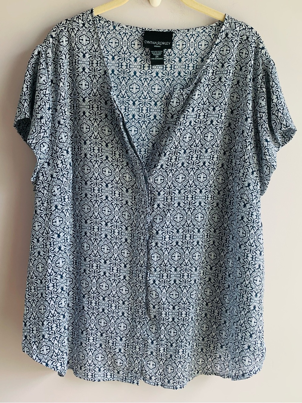 Cynthia Rowley Blouse Top Navy Blue Silver Geometric Floral Flowy Office EUC 2X